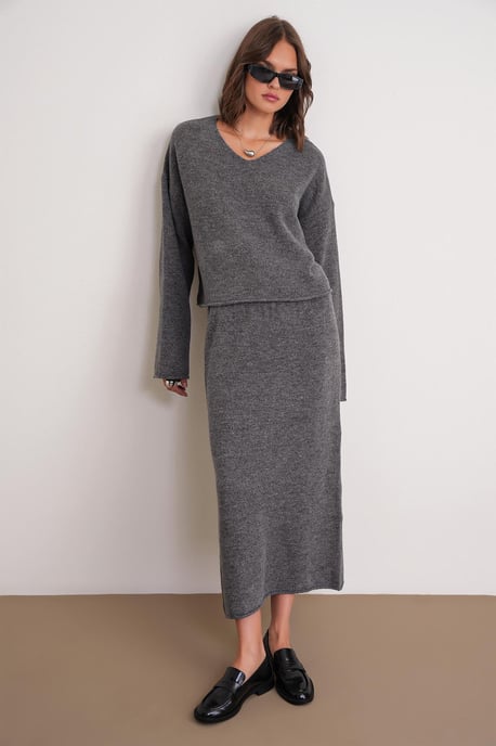 V-neck Knitwear Sweater & Skirt Co-ord Set - Image 5
