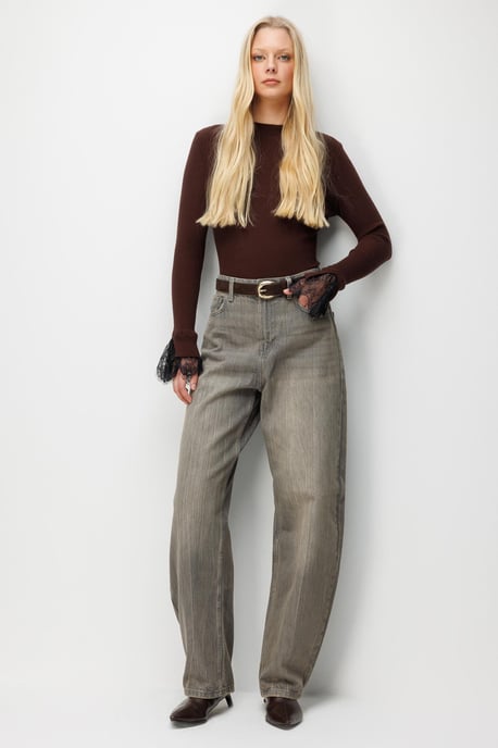Slim Fit Ribbad Stickad Tröja med Rund Halsringning - Image 3