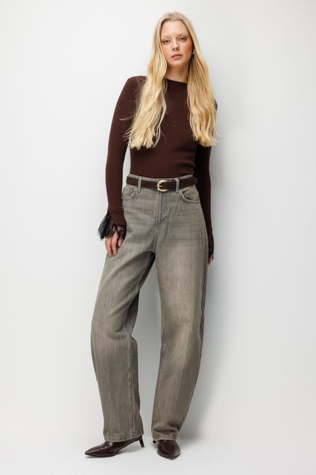 Slim Fit Ribbad Stickad Tröja med Rund Halsringning - Image 4