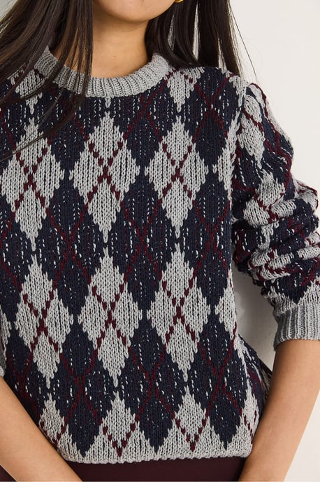 Women’s Crew Neck Knitted Sweater with Diamond Pattern - Image 5