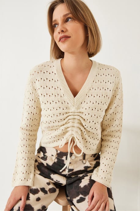 Textured Lace V-Neck Crop Top with Ruffle Detail - Image 3