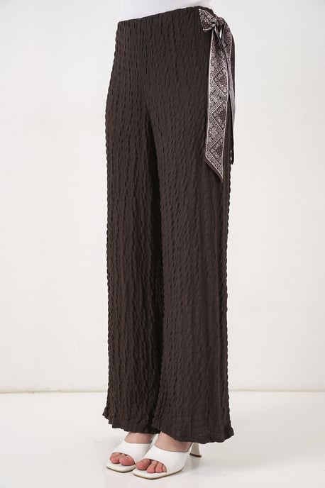 Texturerade Byxor med Scarfdetalj - Image 4
