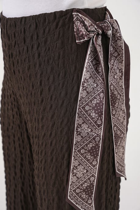 Texturerade Byxor med Scarfdetalj - Image 6