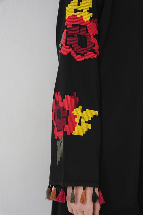 Broderad midiklänning med volang och knytning - Image 4