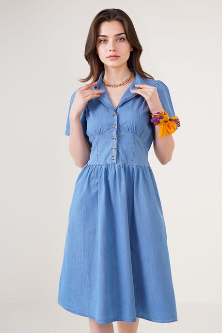 Denim Midi-jurk met Shirtkraag en Knopenluiting - Image 1