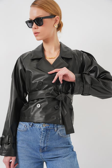 Faux läder oversized bomberjacka med patchdetaljer - Image 3