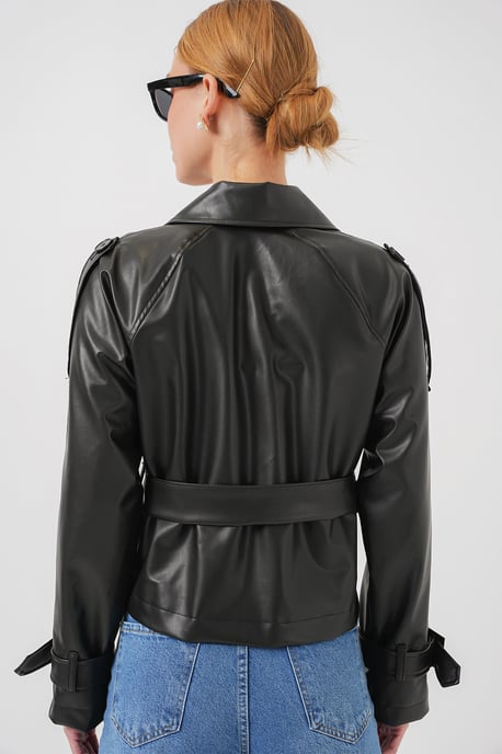 Faux läder oversized bomberjacka med patchdetaljer - Image 6
