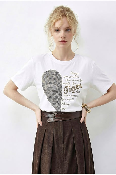 Rundhalsad T-shirt med paljettryck och text - Image 1