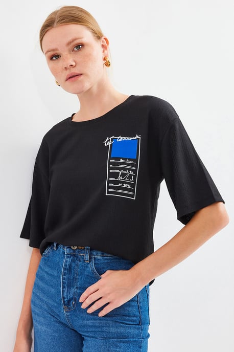 Tryckt kortärmad t-shirt med rund halsringning - Image 2