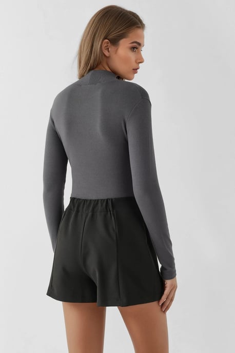 Högmidjade mini shorts med dubbla slitsar - Image 3