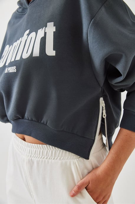 Gebreid oversized crop sweatshirt met capuchon en pompon - Image 4