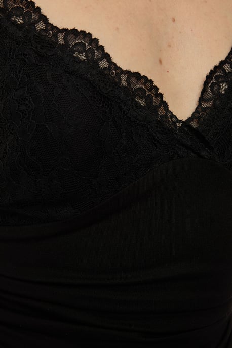 Blus med spetsdetalj och V-ringning - Image 5
