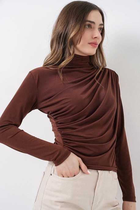 Tajt polokrage blus med draperingsdetalj - Image 5
