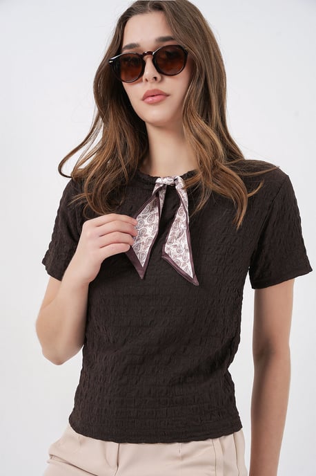 Texturerad Crew Neck Blus med Scarfdetalj - Image 3