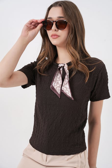 Texturerad Crew Neck Blus med Scarfdetalj - Image 4