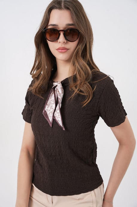 Texturerad Crew Neck Blus med Scarfdetalj - Image 5