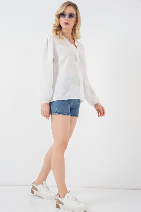 Broderad V-ringad blus med knappar - Image 2