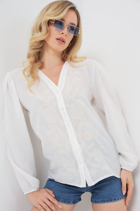 Broderad V-ringad blus med knappar - Image 4