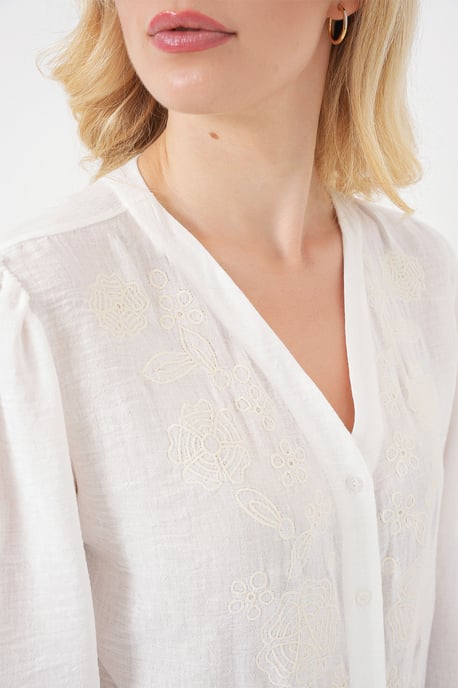 Broderad V-ringad blus med knappar - Image 5