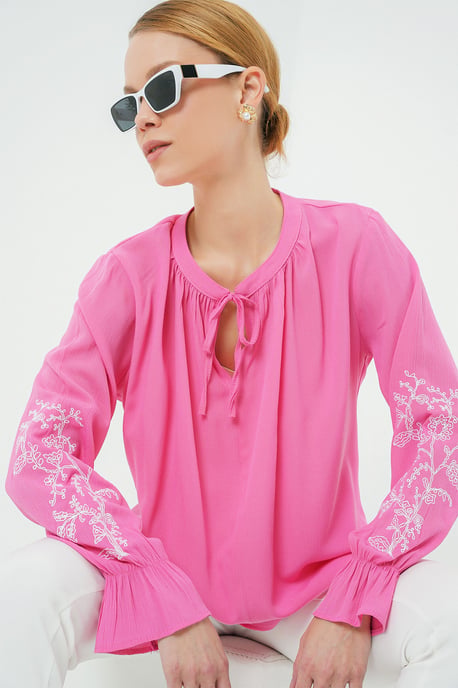 Broderad Blus med Knytning - Image 1