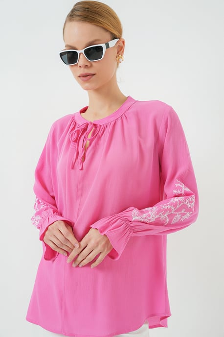 Broderad Blus med Knytning - Image 3