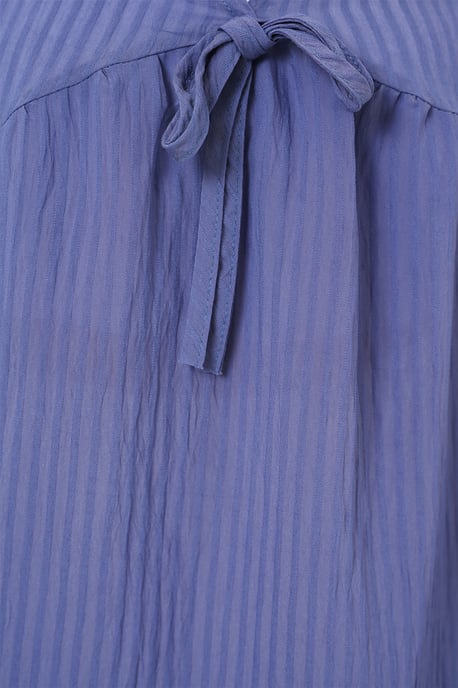 Texturerad Seersucker V-ringad Blus med Slips - Image 5