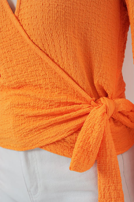 Texturerad V-ringad Blus med Pompom och Knutstängning - Image 4
