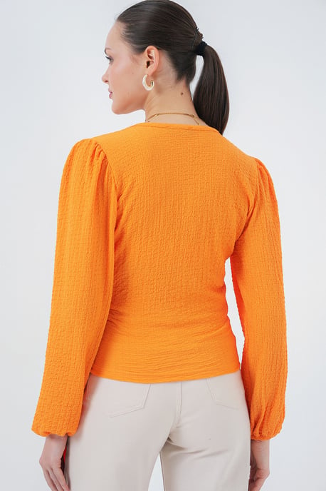 Texturerad V-ringad Blus med Pompom och Knutstängning - Image 5