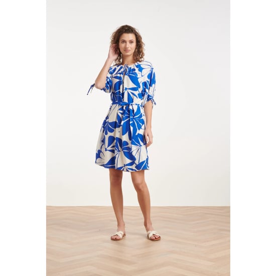 Smashed Lemon Blauw en wit korte jurk met abstracte bloemenprint | - Image 4