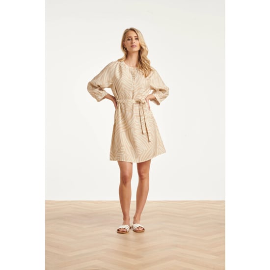 Smashed Lemon Beige jurk met abstracte print en tailleceintuur | - Image 1