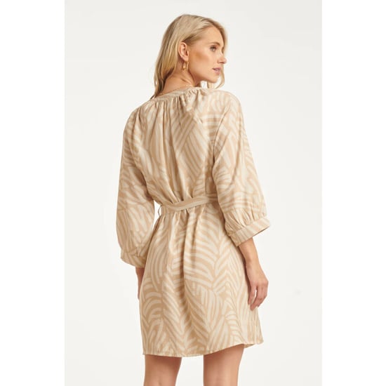Smashed Lemon Beige jurk met abstracte print en tailleceintuur | - Image 2
