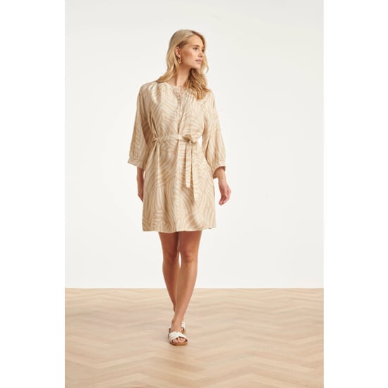 Smashed Lemon Beige jurk met abstracte print en tailleceintuur | - Image 3