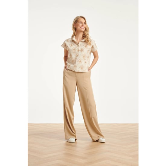 Smashed Lemon Beige top met geborduurde bloemen en polo kraag | - Image 1