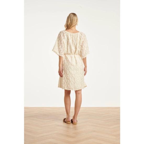 Smashed Lemon Crème jurk met transparante fringe structuurstof | - Image 2
