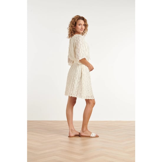 Smashed Lemon Crème jurk met transparante fringe structuurstof | - Image 4