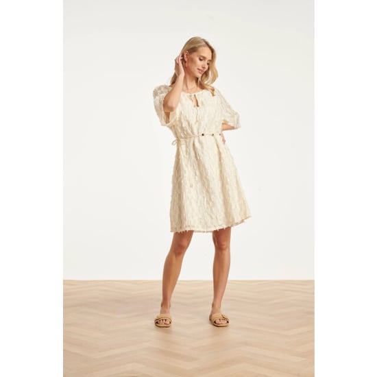 Smashed Lemon Crème jurk met transparante fringe structuurstof | - Image 6