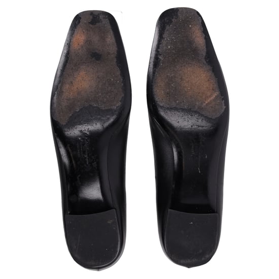 Ferragamo Pumps i svart läder med spänne - Image 5