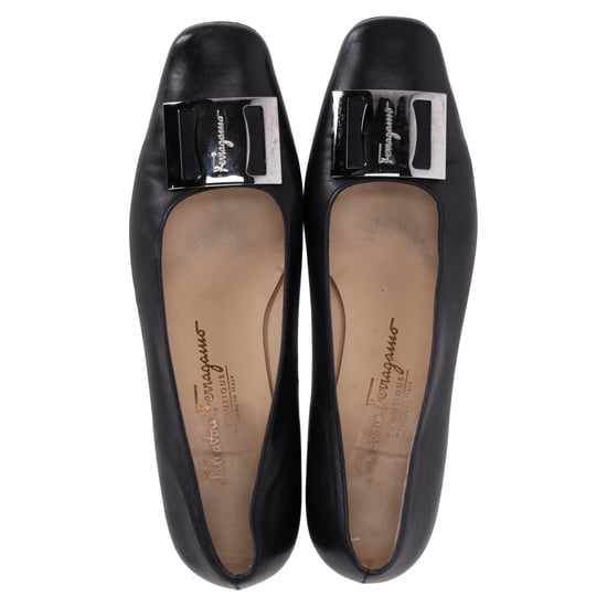 Ferragamo Pumps i svart läder med spänne - Image 6