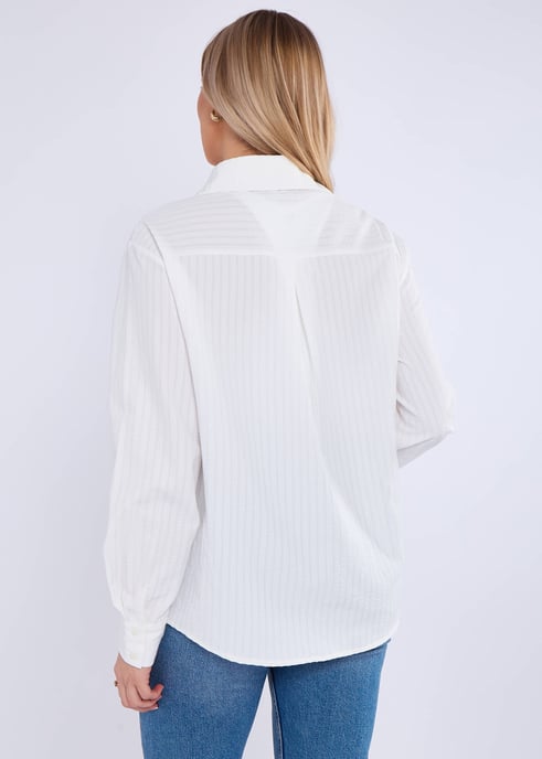 Vit, strukturerad sommarskjorta i oversize-modell - Image 4