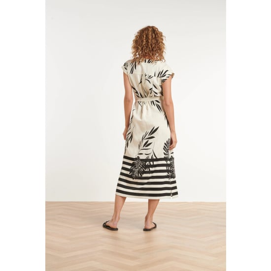 Smashed Lemon Witte maxi jurk met zwarte bladerenprint en gestreepte zoom | - Image 3