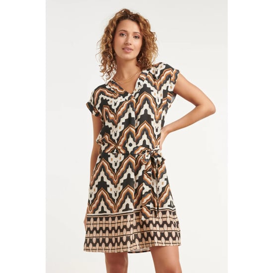 Smashed Lemon Jurk met abstracte zigzag print in bruin, zwart en crème met tailleceintuur | - Image 3