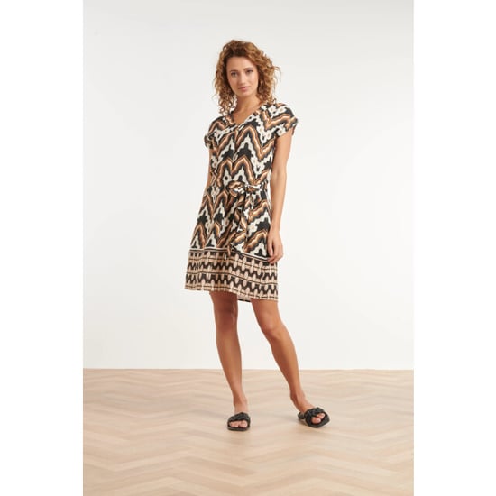 Smashed Lemon Jurk met abstracte zigzag print in bruin, zwart en crème met tailleceintuur | - Image 5