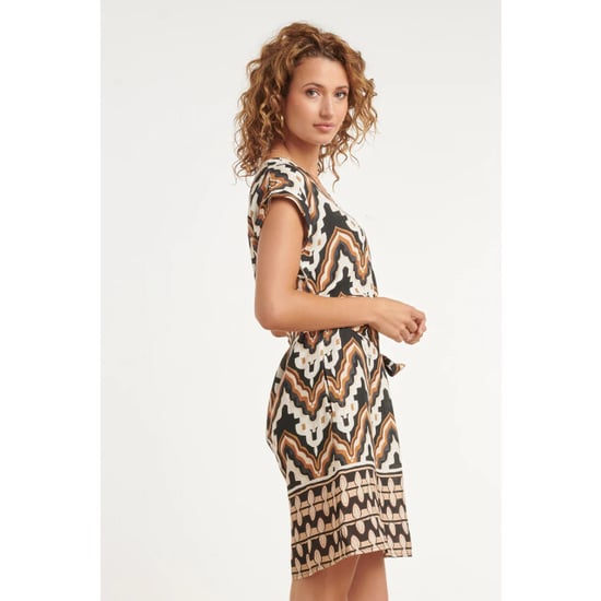 Smashed Lemon Jurk met abstracte zigzag print in bruin, zwart en crème met tailleceintuur | - Image 6