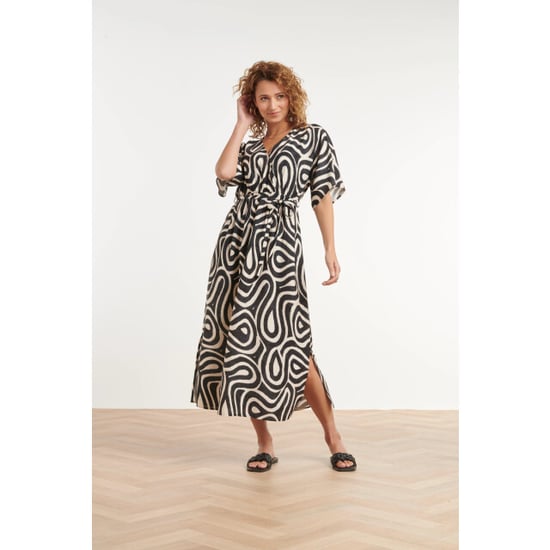 Smashed Lemon Zwart-witte maxi jurk met grafische print en ceintuur | - Image 4