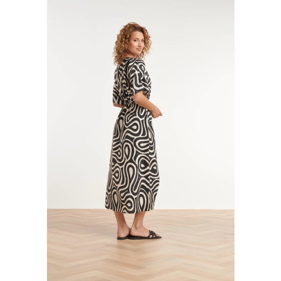 Smashed Lemon Zwart-witte maxi jurk met grafische print en ceintuur | - Image 5