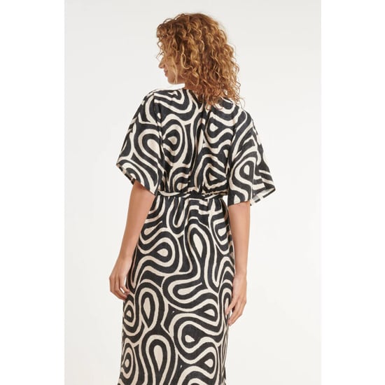 Smashed Lemon Zwart-witte maxi jurk met grafische print en ceintuur | - Image 6