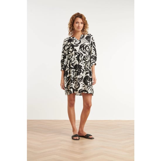 Smashed Lemon Zwart-witte jurk met grafische print en ceintuur | - Image 2