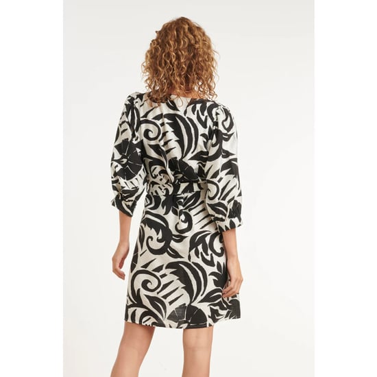 Smashed Lemon Zwart-witte jurk met grafische print en ceintuur | - Image 3