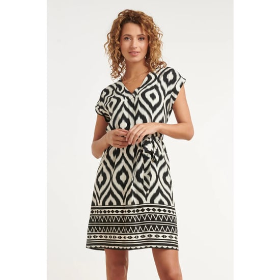 Smashed Lemon Zwart-witte jurk met ikat print en tailleceintuur | - Image 1