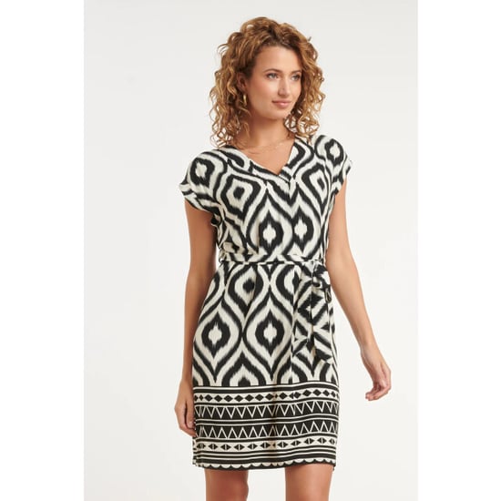 Smashed Lemon Zwart-witte jurk met ikat print en tailleceintuur | - Image 3
